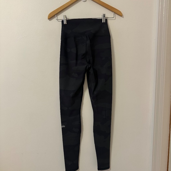 Alo Yoga Black and Gray Camo High Waist Leggings | Size XS - Picture 6 of 11